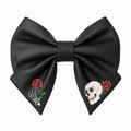 Fiocco per capelli da bambina in similpelle nera, stile gotico, con teschio e rose rosse. 