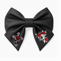 Fiocco per capelli da ragazza in similpelle nera, stile gotico, con teschio, rose rosse e falena scura 