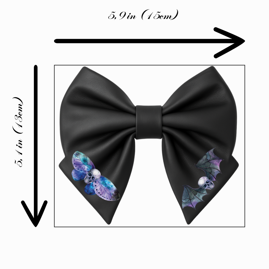 Fiocco per capelli da bambina in similpelle nera, stile gotico, con teschio, ali di pipistrello e farfalla blu.