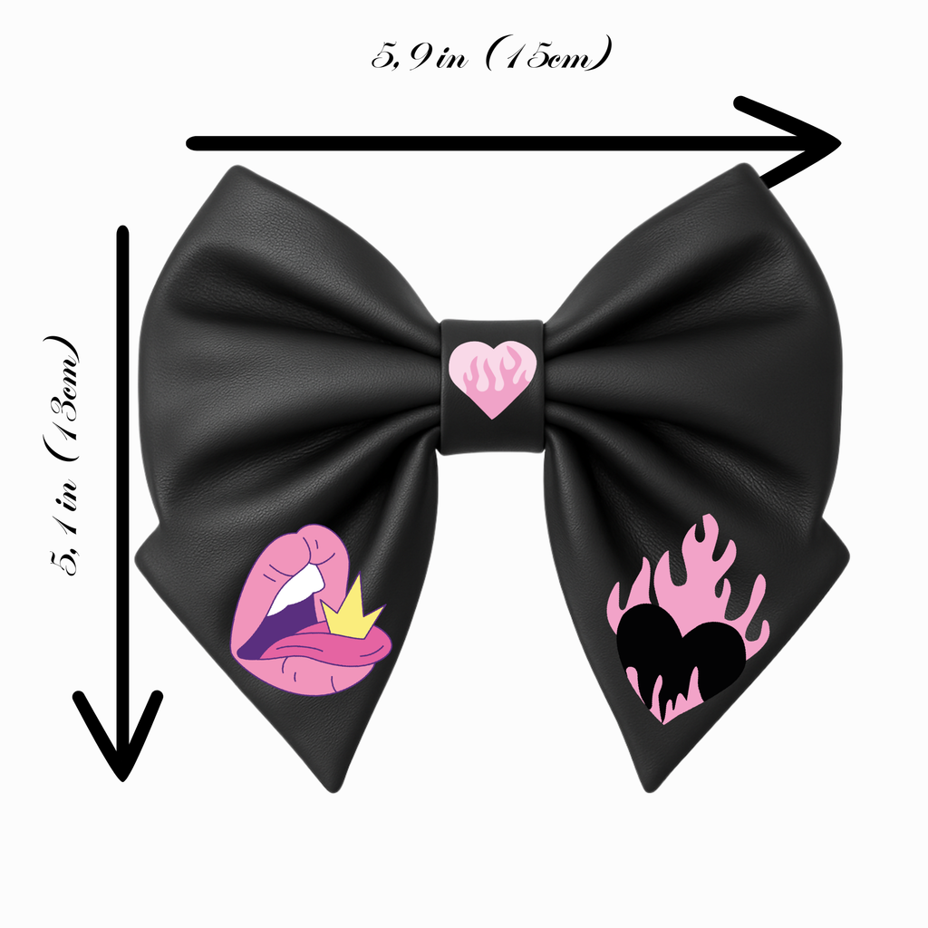 Fiocco per capelli da ragazza in similpelle nera, stile emo, con cuori e labbra rosa fiammeggianti.