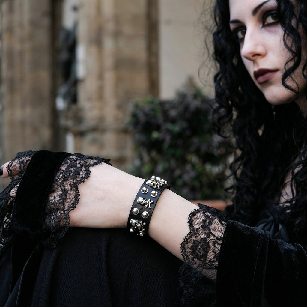 Armband „Skull & Studs“ im gotischen Stil